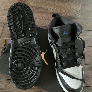 Kids Nike Shoes Size 2 Excellent condition with box